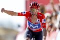 Vuelta 2026: Liveblog etappe 9: Enric Mas geeft zijn rode trui extra glans en wint bovenop Alto de Aitana