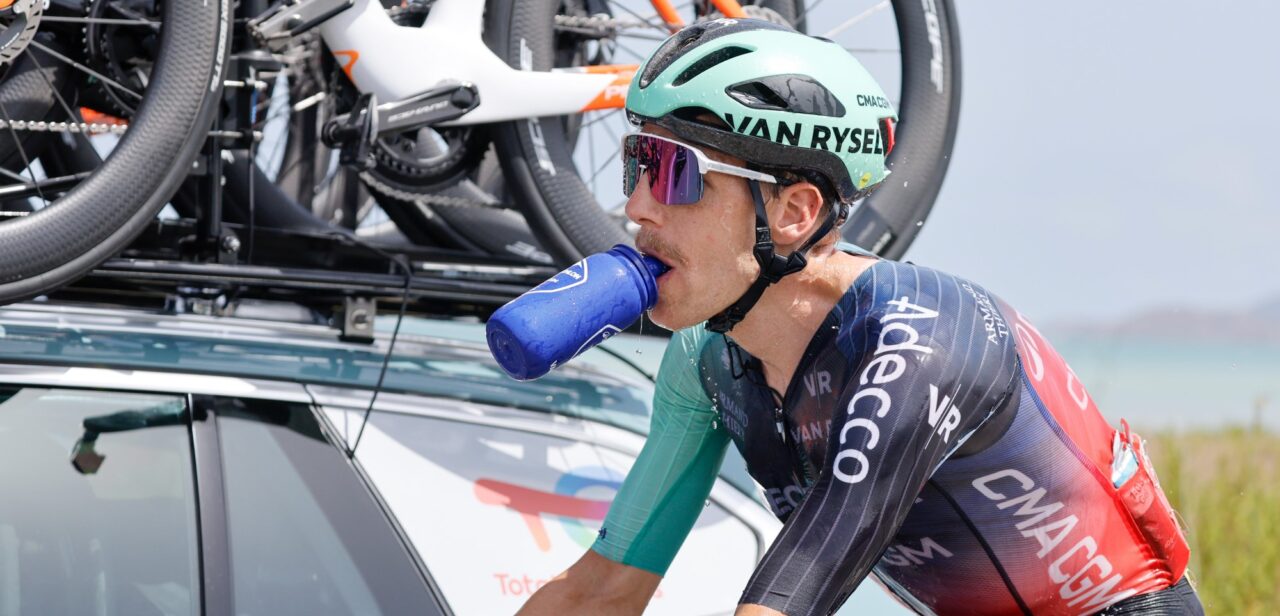 Vuelta-renners gaan gebukt onder extreme hitte: Het was echt gestoord