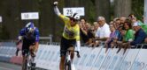 Mathias Vacek vloert thuisrijder Tim van Dijke na waaierspektakel in ZLM Tour