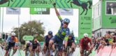 Tim Merlier klopt Olav Kooij in vermakelijke waaieretappe Tour of Britain