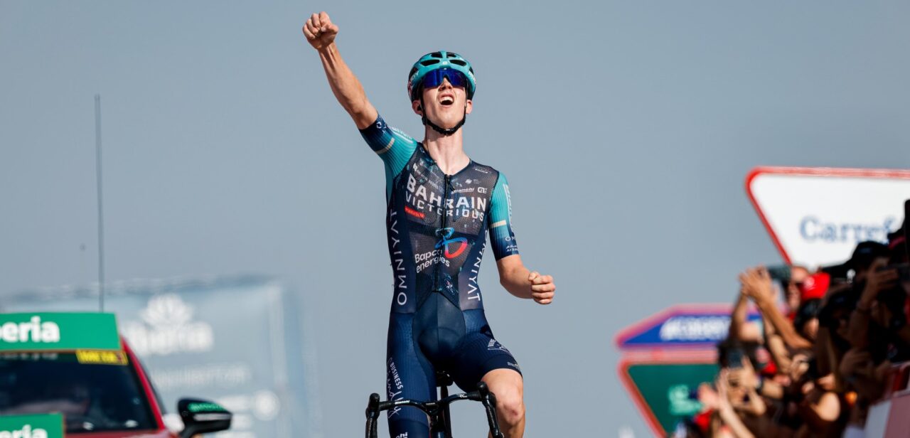 Vuelta 2026: Vluchter Jakob Omrzel wint op Calar Alto, Enric Mas bouwt voorsprong verder uit