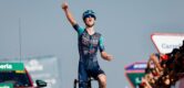 Vuelta 2026: Vluchter Jakob Omrzel wint op Calar Alto, Enric Mas bouwt voorsprong verder uit
