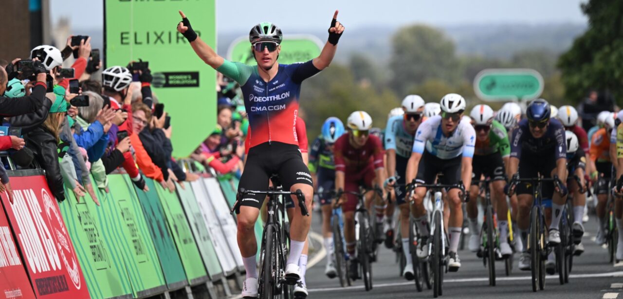 Olav Kooij klopt Tim Merlier op lastige aankomst in Tour of Britain