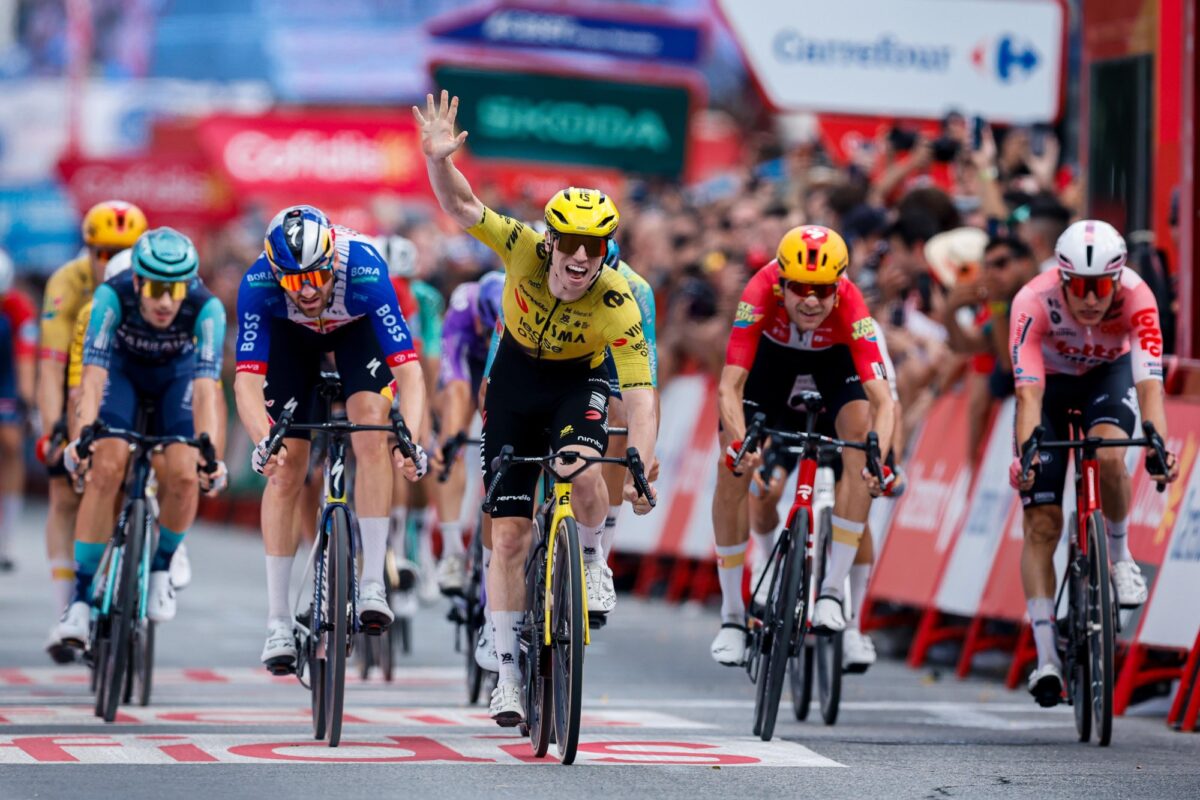 Vuelta 2026: Matthew Brennan overvleugelt Jordi Meeus en Magnus Cort en pakt vijfde ritwinst