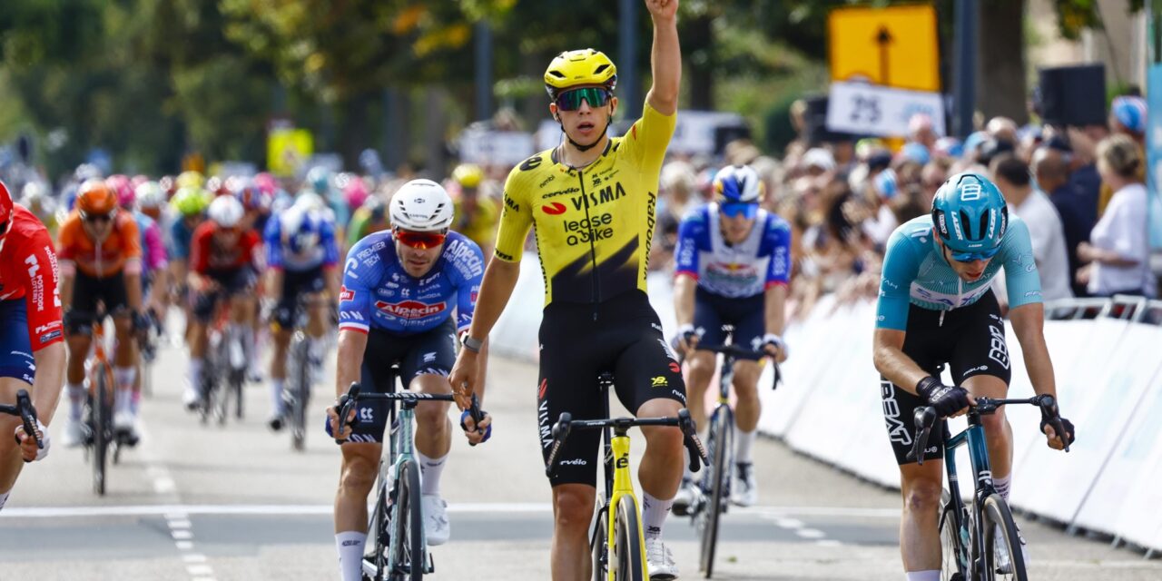 Piepjonge Henry Hobbs bezorgt Visma toch nog zege in ZLM Tour, Vacek eindwinnaar