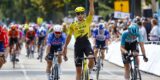 Piepjonge Henry Hobbs bezorgt Visma toch nog zege in ZLM Tour, Vacek eindwinnaar