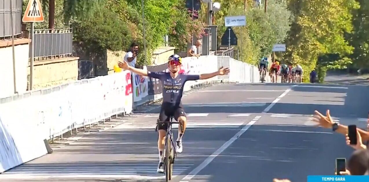 Tom Pidcock toont WK-vorm met solozege in GP Industria & Artigianato