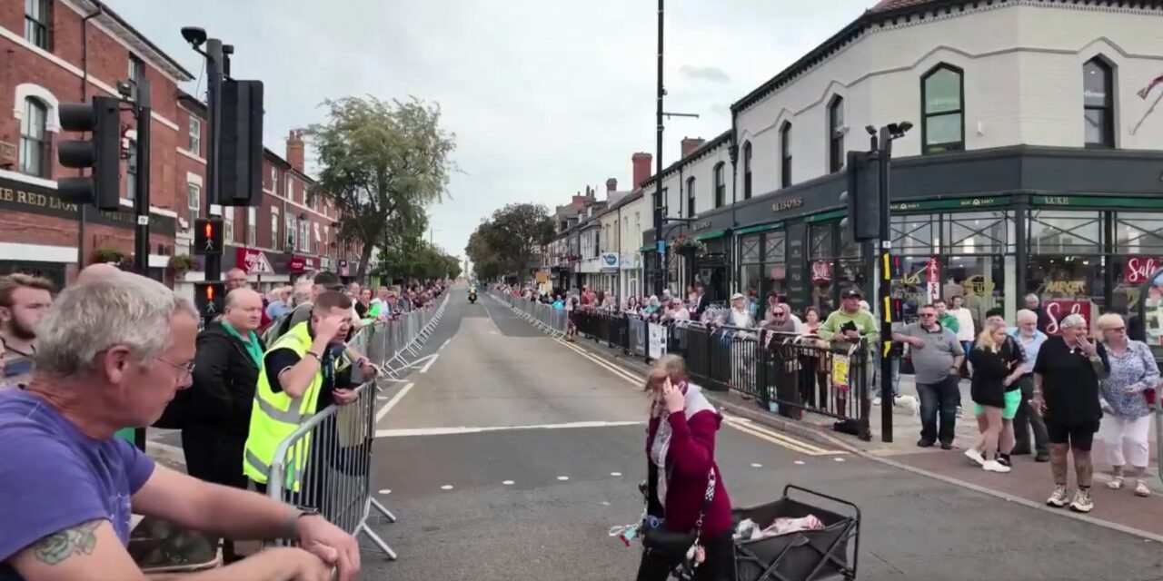 Ernstig ongeluk in Tour of Britain blijft gelukkig uit: vrouw met bolderkar steekt vlak voor peloton over