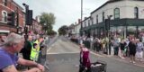 Ernstig ongeluk in Tour of Britain blijft gelukkig uit: vrouw met bolderkar steekt vlak voor peloton over