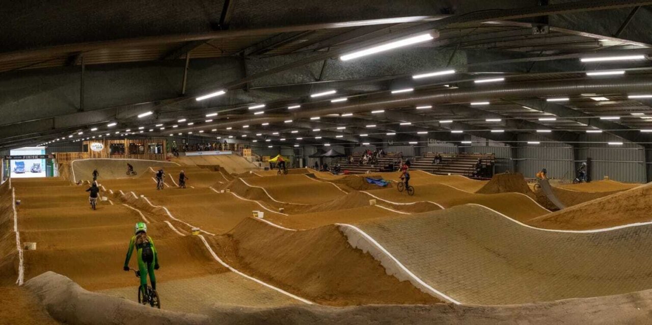 Zelfs Nederlandse toppers komen hierheen: Unieke indoorpiste helpt Belgische BMXers door winter